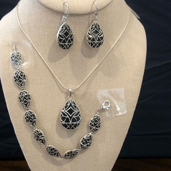 Black Onyx Cabochon Teardrop and Sterling Silver Filigree Overlay Necklace - Picture 8 of 10